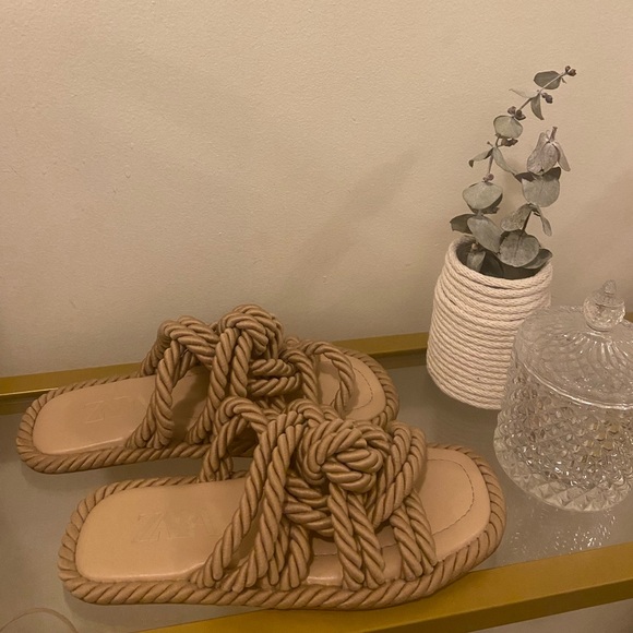 ZARA LOW HEEL KNOTTED SLIDE SANDALS, size
5, colour MINK GRAY - very unique! - Picture 8 of 8